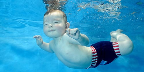 Мальчик под водой