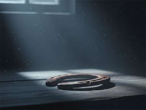 Подкова на столе