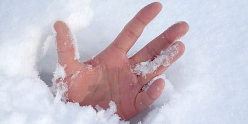 рука в снегу