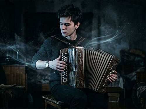 Играть на баяне