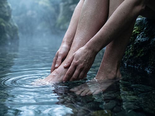 Мыть ноги в чистой воде