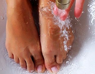 Мыть ноги в чистой воде