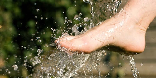 к чему снится мыть ноги в чистой воде