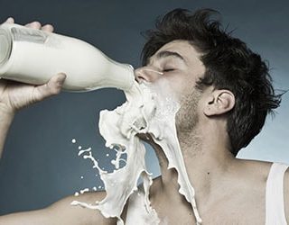Пролить молоко