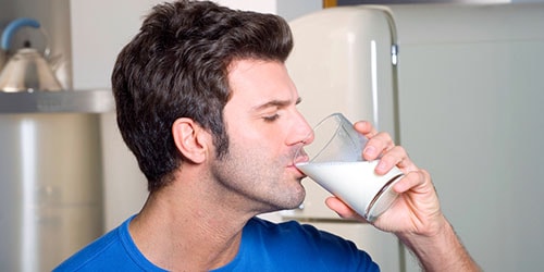 Пить молоко со стакана