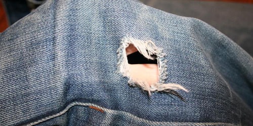 дырка на джинсах
