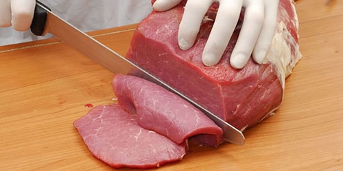 резать мясо