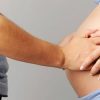 Трогать живот беременной