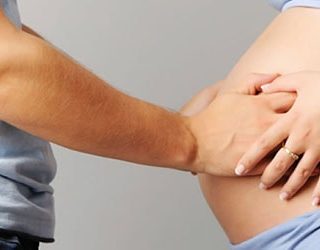 Трогать живот беременной