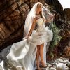 Жена в свадебном платье