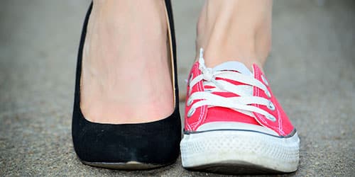 Ходить в разной обуви