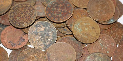 Ржавые старинные монеты