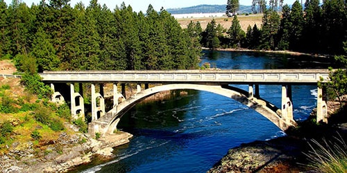 мост над рекой 