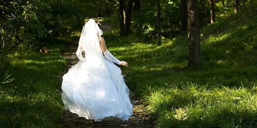 девушка в свадебном платье