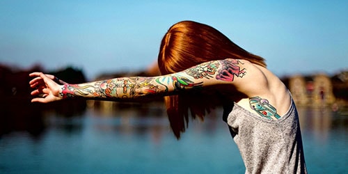 девушка в татуировках