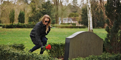девушка на кладбище