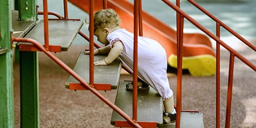 Ребенок карабкается по лестнице