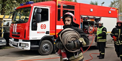 Пожарная машина и пожарный