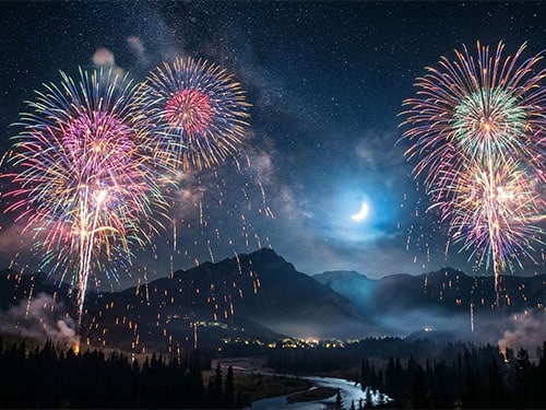 Салют в ночном небе