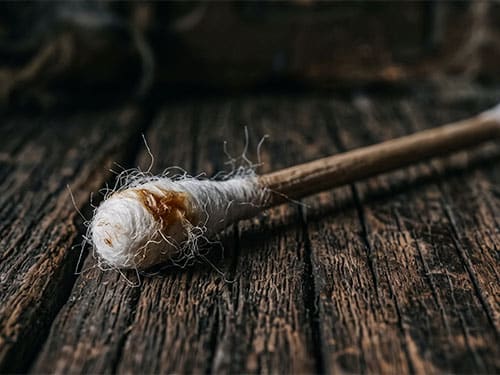 Ушная сера на ватной палочке