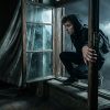 Залезать в окно