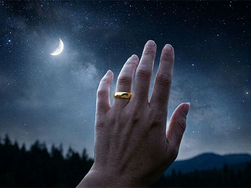 Золотое кольцо на пальце