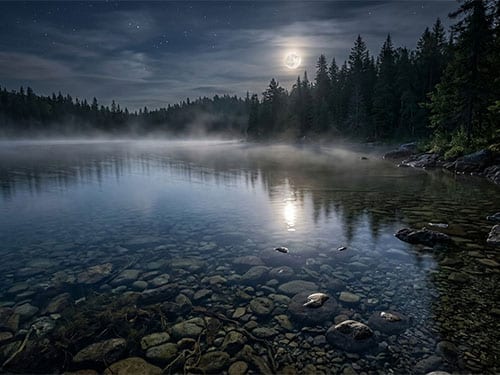 Прозрачная вода в озере