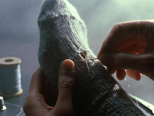 Зашивать дырявый носок