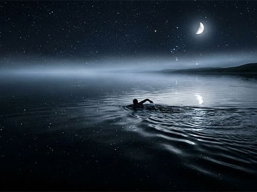 Плавать в море ночью