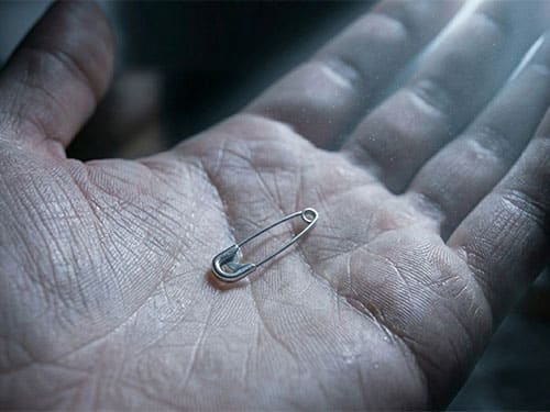 Булавка на ладони