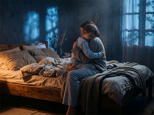 Обнимать ребенка