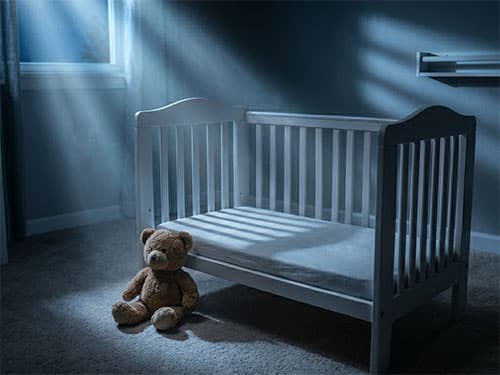 Пустая детская кроватка