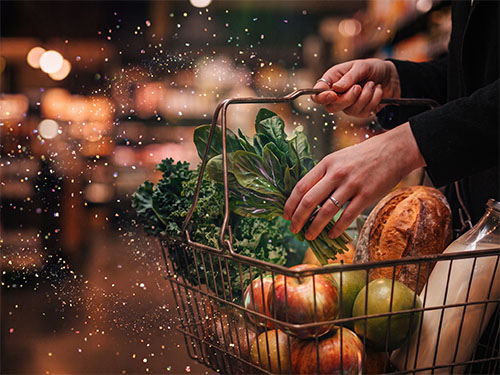Покупать продукты в магазине
